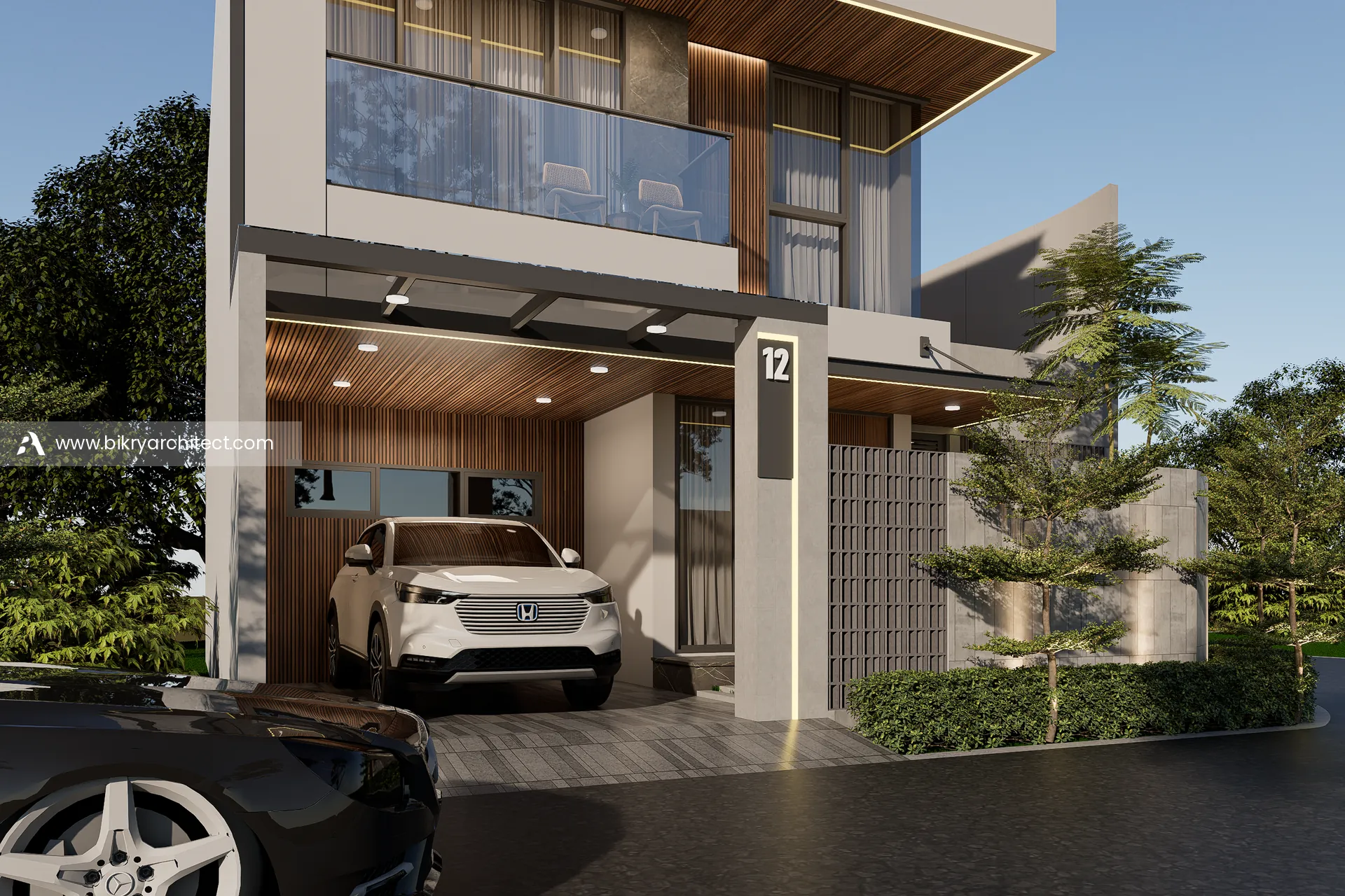Carport rumah modern kontemporer dengan plafon kayu, kolom nomor rumah, dan dinding roster