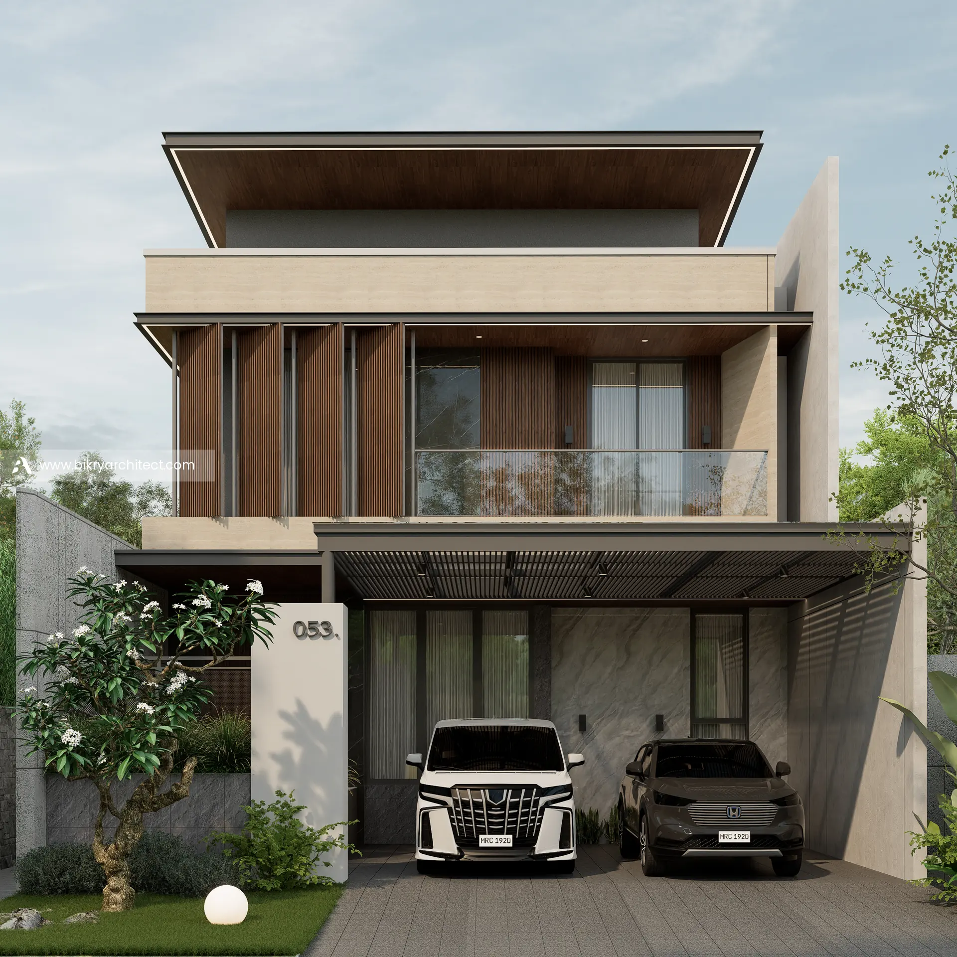 Fasad rumah 2 lantai dengan sirip kayu, balkon kaca, dan kolom nomor rumah
